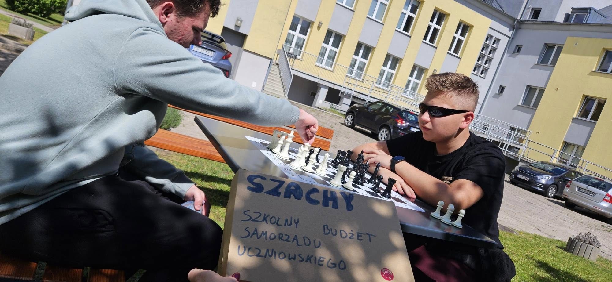 Chillolut. Szachy. Ogród.