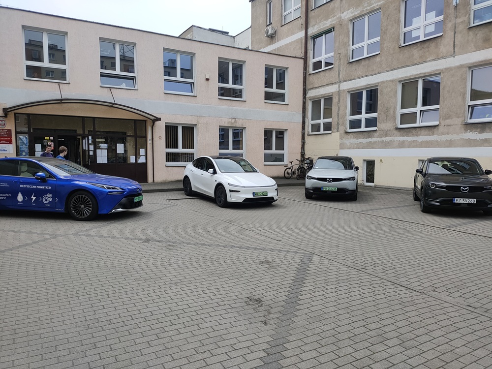 Dzień Nowych Technologii. Eksponaty. Samochody. Roboty. Broń.
