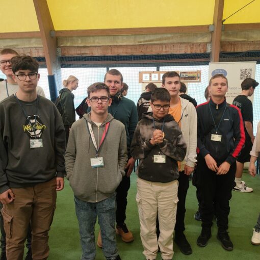 Dzień Nowych Technologii. Eksponaty. Samochody. Roboty. Broń.