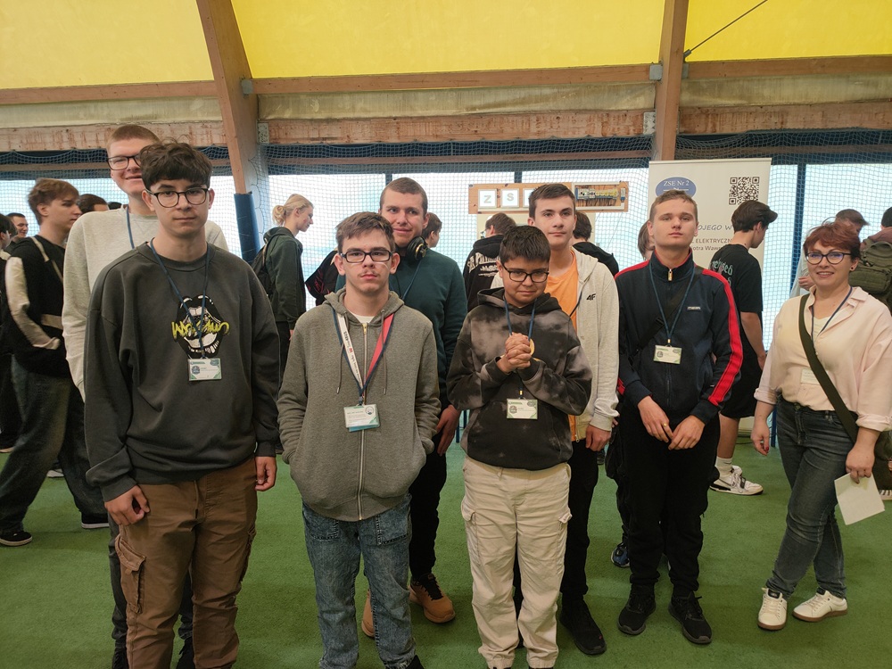 Dzień Nowych Technologii. Eksponaty. Samochody. Roboty. Broń.