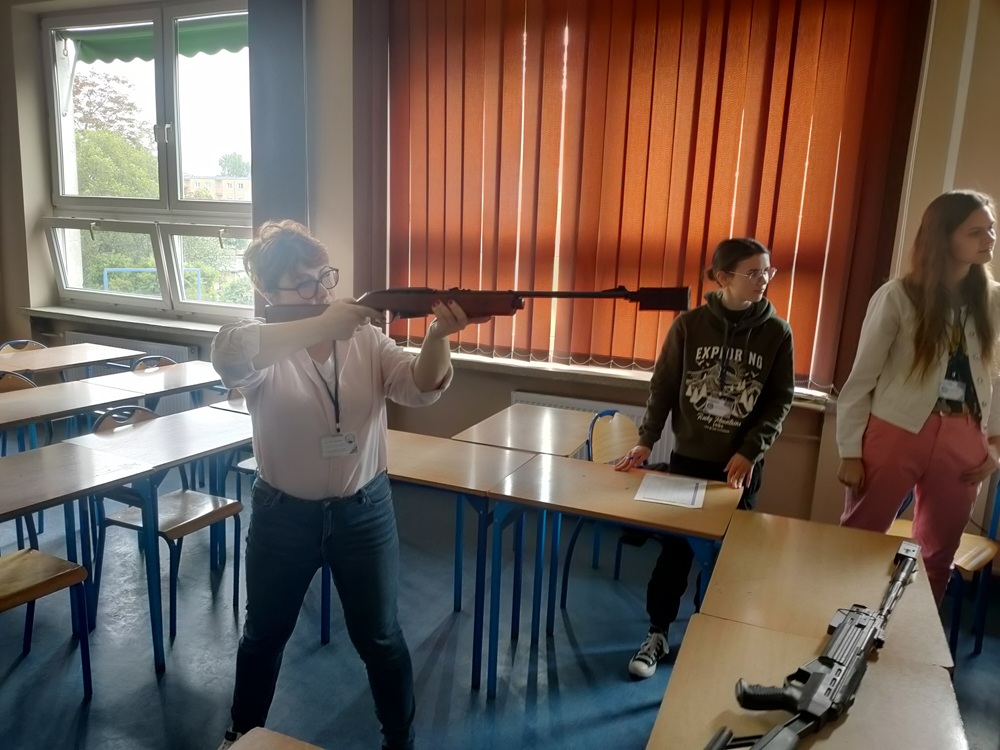 Dzień Nowych Technologii. Eksponaty. Samochody. Roboty. Broń.