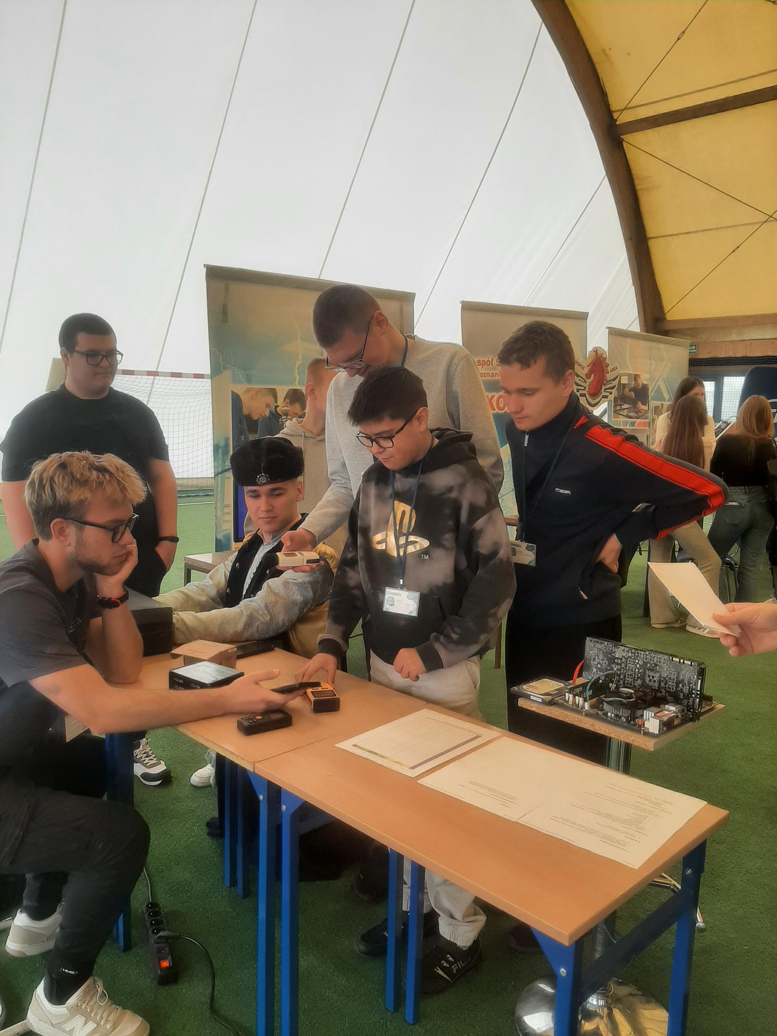 Dzień Nowych Technologii. Eksponaty. Samochody. Roboty. Broń.