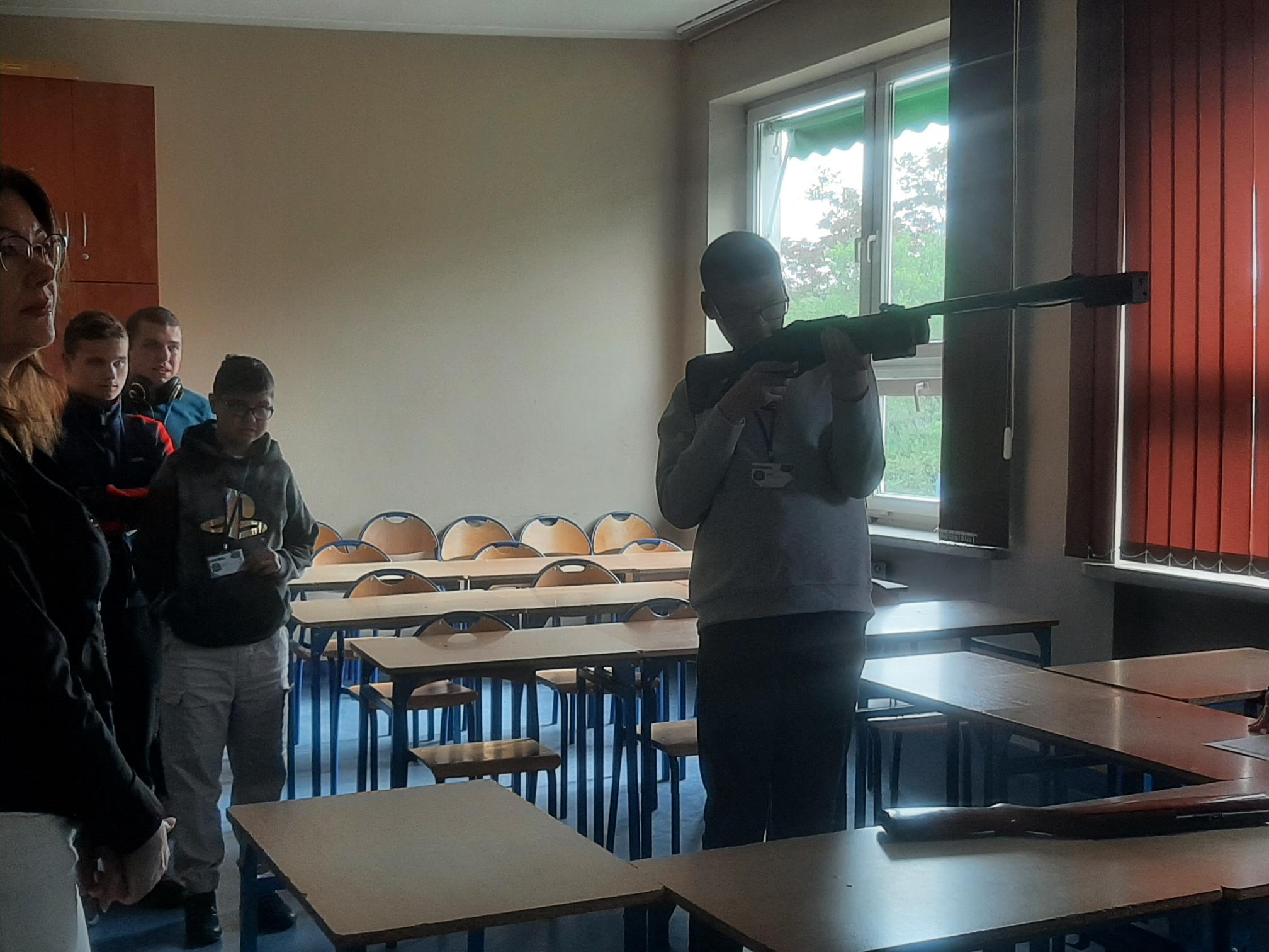 Dzień Nowych Technologii. Eksponaty. Samochody. Roboty. Broń.
