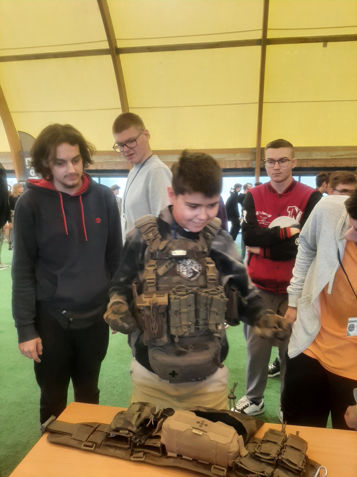 Dzień Nowych Technologii. Eksponaty. Samochody. Roboty. Broń.