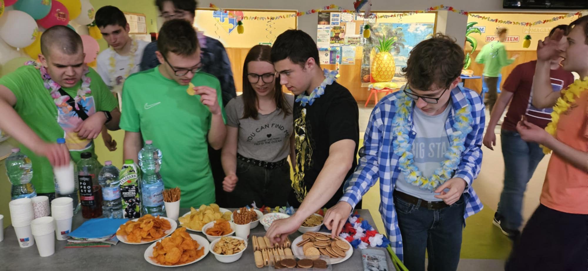 Dyskoteka. Tańce. Styl hawajski.