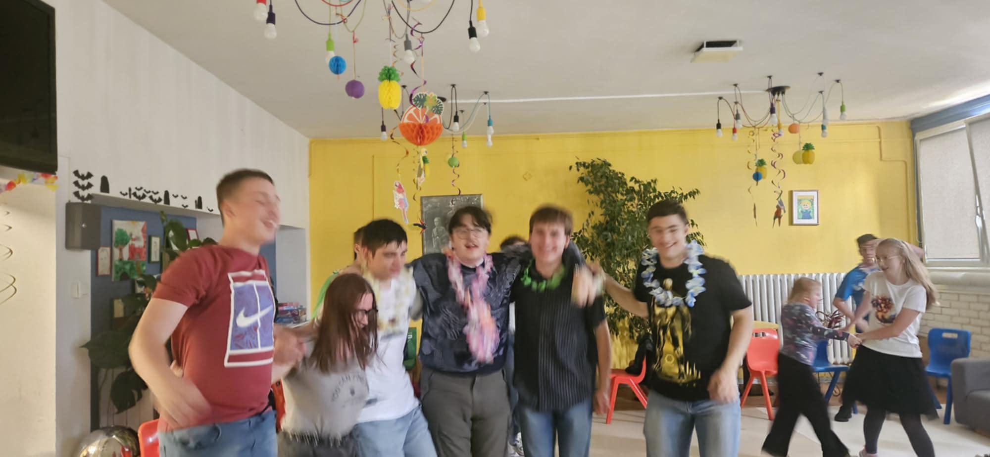 Dyskoteka. Tańce. Styl hawajski.