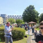 Piknik rodzinny. Estrada. Śpiew..