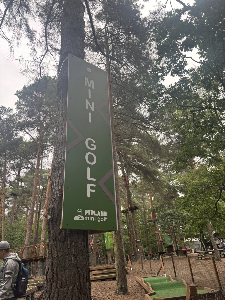 Minigolf. Gra. Przyroda.