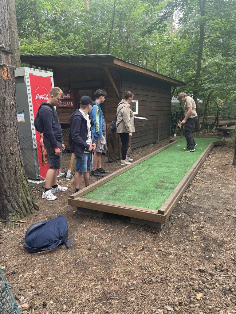 Minigolf. Gra. Przyroda.