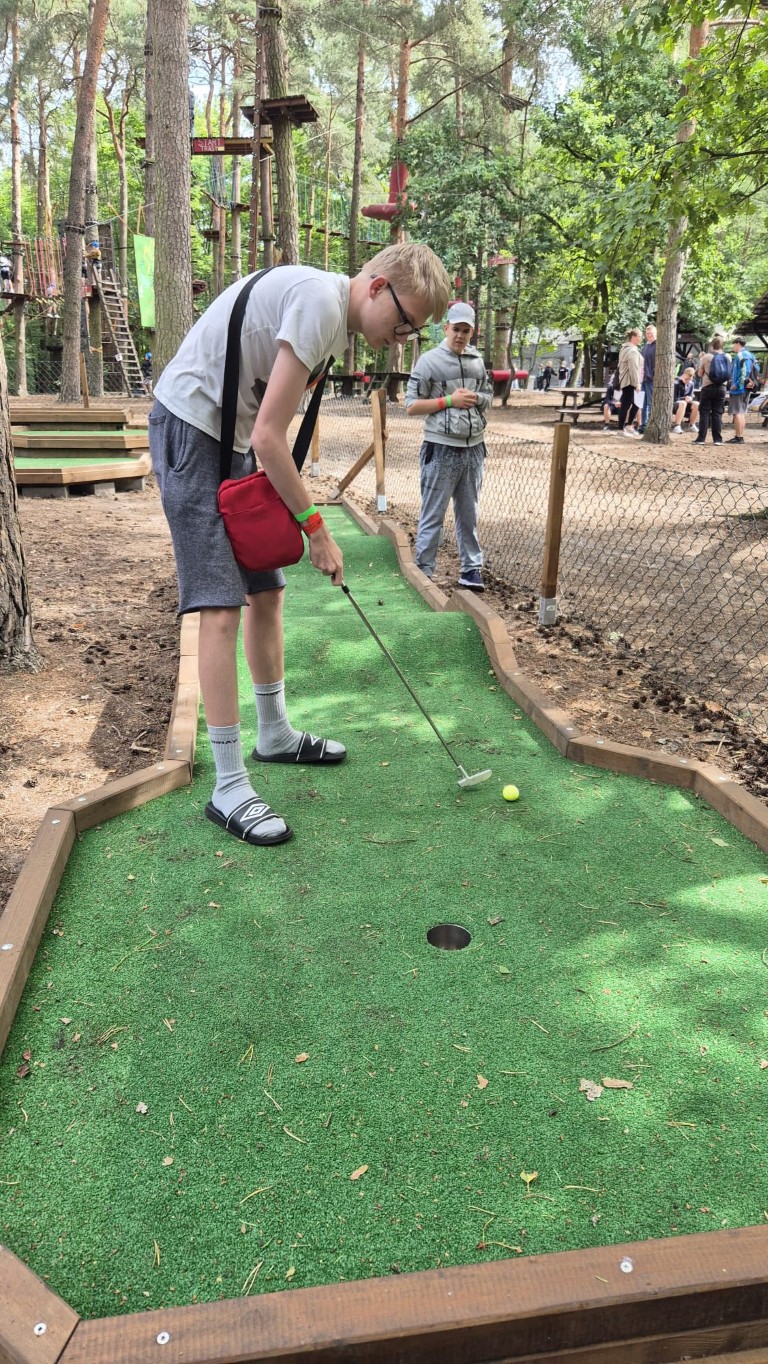 Minigolf. Gra. Przyroda.