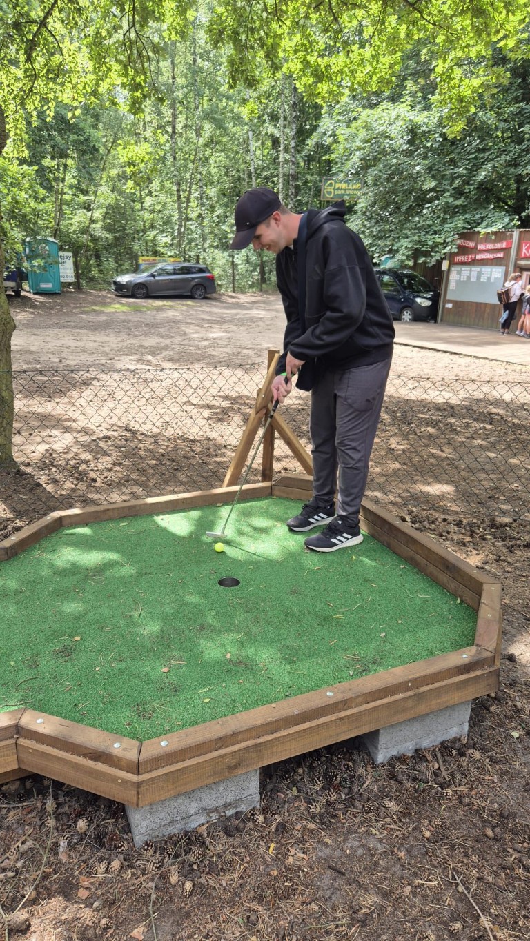 Minigolf. Gra. Przyroda.