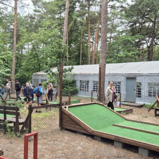 Minigolf. Gra. Przyroda.
