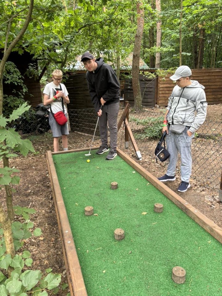 Minigolf. Gra. Przyroda.