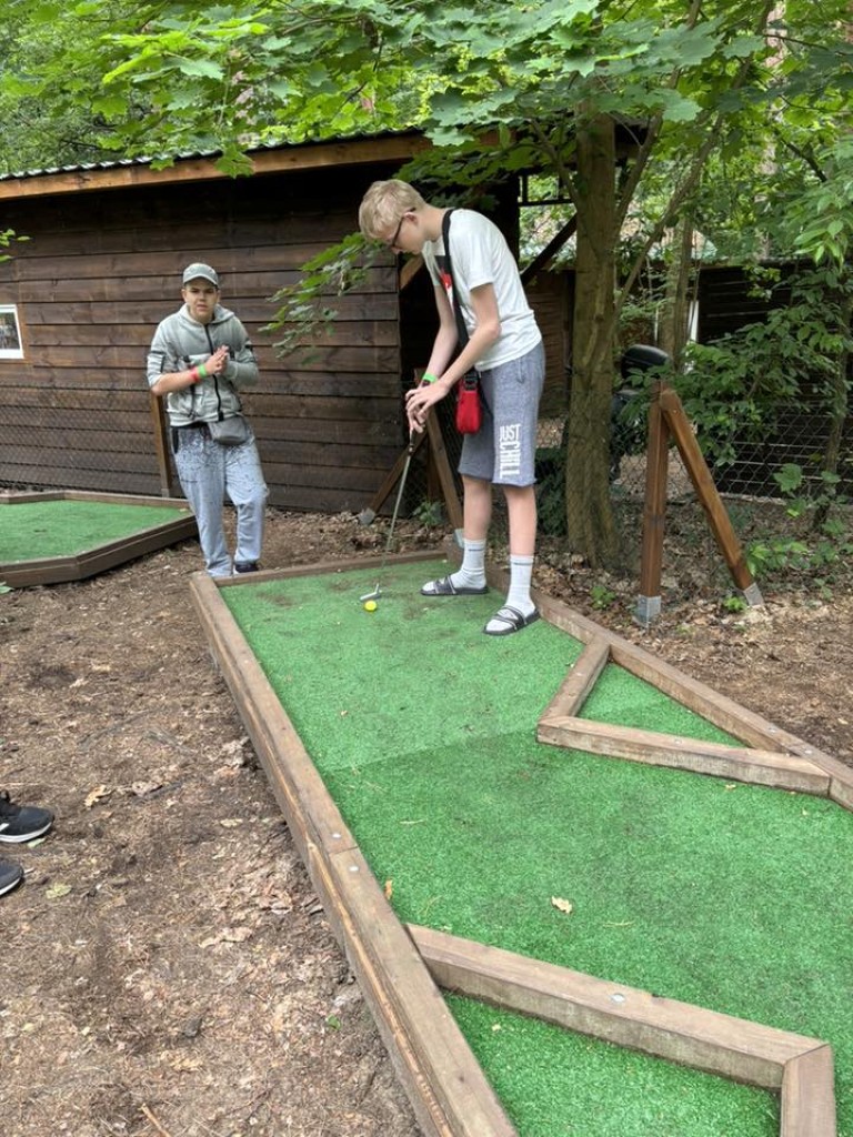 Minigolf. Gra. Przyroda.