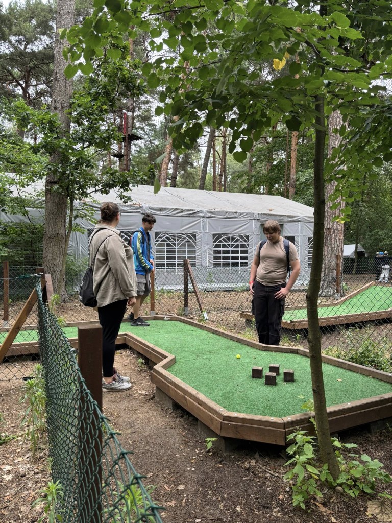 Minigolf. Gra. Przyroda.