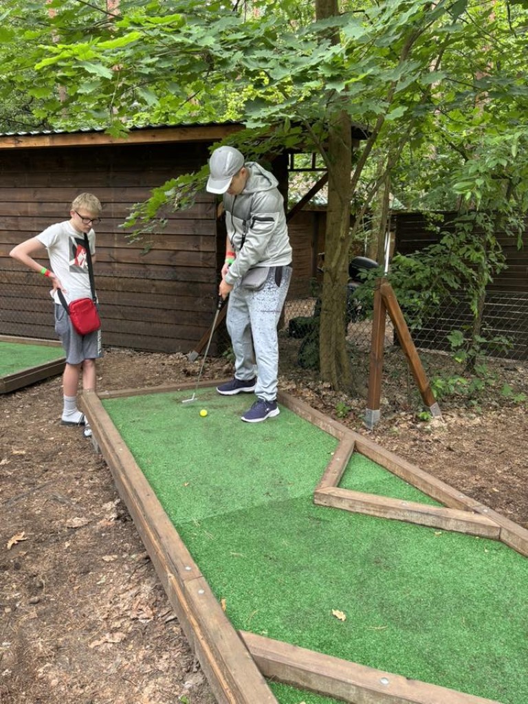 Minigolf. Gra. Przyroda.