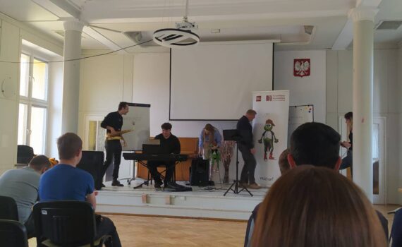 Pro Sinfonika. Muzykomobil. Orkiestra uczy liter alfabetu. Szkoła podstawowa