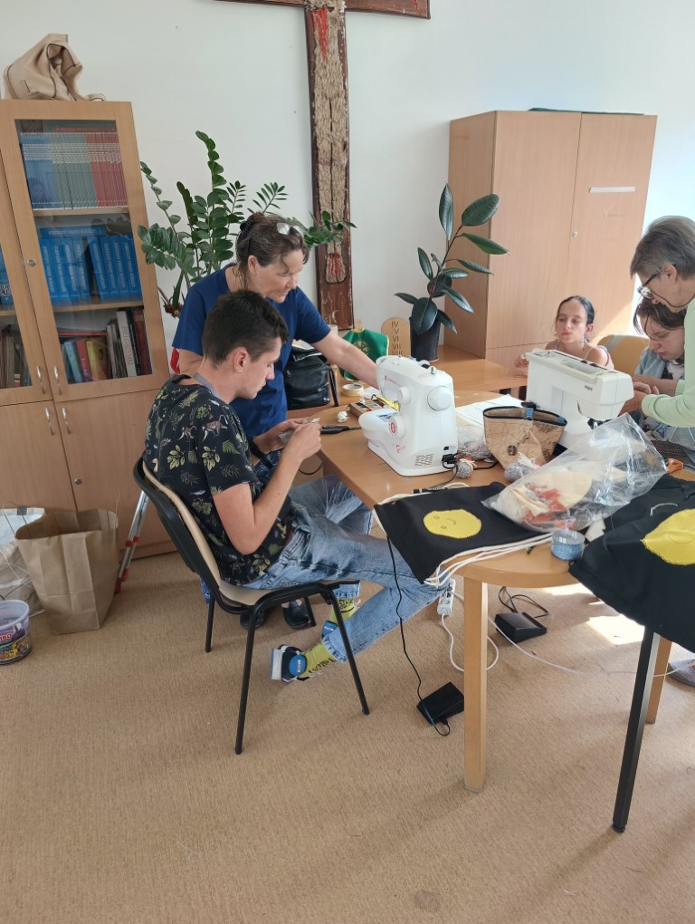 Szycie. Wolontariat. Seniorzy