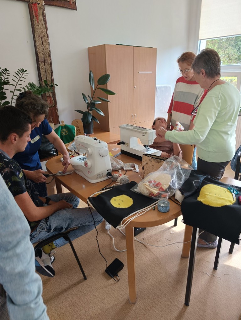 Szycie. Wolontariat. Seniorzy