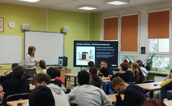 Tydzień zawodowców. Kosmetologia. Chemia.